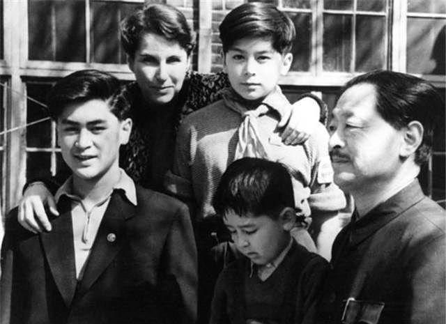 萧三（1949年，萧三私自带叶华回家，周恩来：到了中国就要说中国的话）