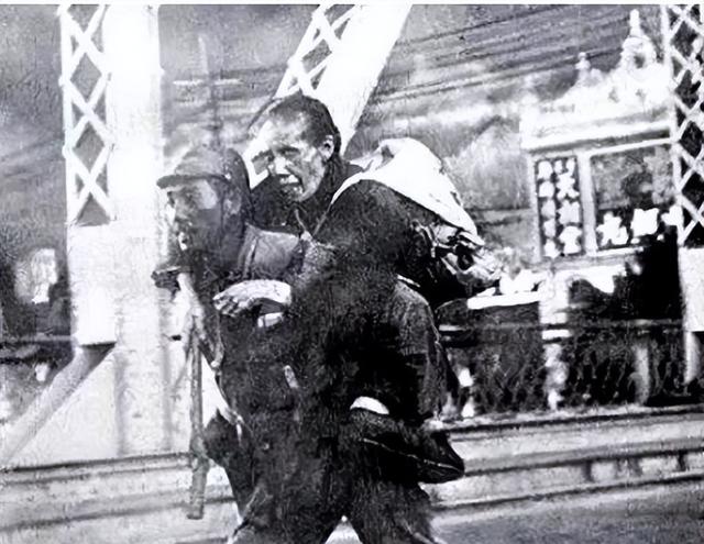 南京大屠杀侵华日军被人教插图定义为学雷锋，到底是想表达什么？